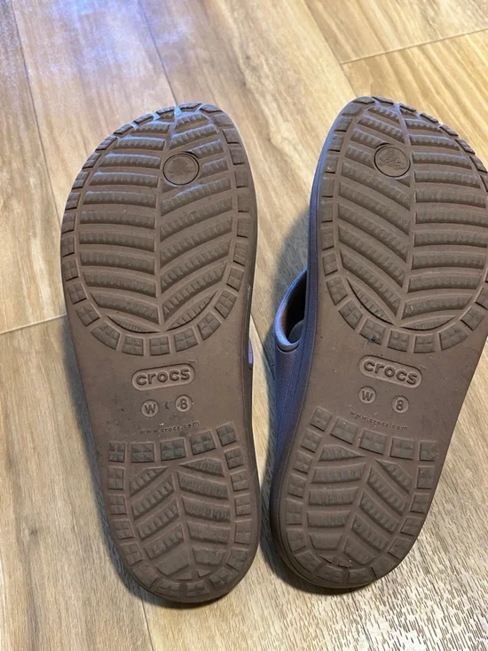 Crocs women’s Brown Foam Flip Flop Sandals - Comfortable Everyday Thongs - Picture 5 of 6